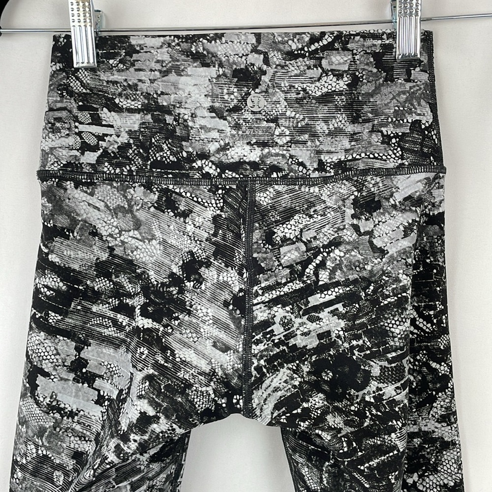 Lululemon Athletica Black and Gray Pattern Leggings - Size 4 - Picture 5 of 7